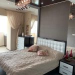 Трехкомнатная квартира на Адоратского в Казани - шикарная люстра и кровать