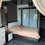 Трехкомнатная квартира на Адоратского в Казани - кровать и стеклянный шкаф