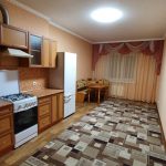 Холодильник в двухкомнатной квартире Дружинная 8 в Казани