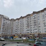 Вид на большой дом, где находится двухкомнатная квартира Дружинная 8 в Казани
