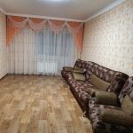 Диван, шторы в двухкомнатной квартире Дружинная 8 в Казани