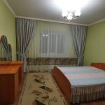 Спальная кровать в двухкомнатной квартире Дружинная 8 в Казани