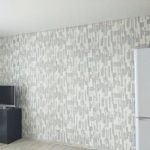 Квартира студия 32 м² в ЖК Весна - обои и холодильник