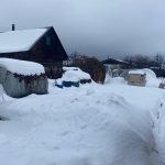 Дом в селе Песчаные Ковали - вид на постройки в снегу