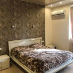Двухкомнатная квартира на Чистопольской - огромная кровать