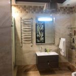 Двухкомнатная квартира на Чистопольской - вид в ванной комнате на зеркало