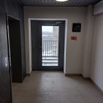 Двухкомнатная квартира в ЖК Привилегия -лифтовое помещение с дверью