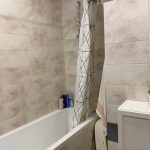 Двухкомнатная квартира в Ново Савиновском районе - шторы в ванной комнате