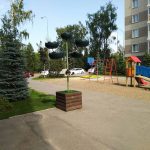 Двухкомнатная квартира Залесный Сити - детская площадка, вид из подъезда