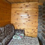 Дача с участком в СНТ Родник - уютный диван в углу
