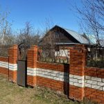 Дача с участком в СНТ Родник - каменный забор на участке