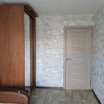 Трехкомнатная квартира на Восстания 61 в Казани - шкаф, кресло и дверь