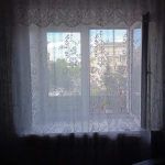Трехкомнатная квартира на Восстания 61 в Казани - окно в шторах