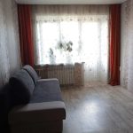 Трехкомнатная квартира на Восстания 61 в Казани - диван, балконная дверь