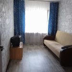 Трехкомнатная квартира на Восстания 61 в Казани - диван, тумба, телевизор